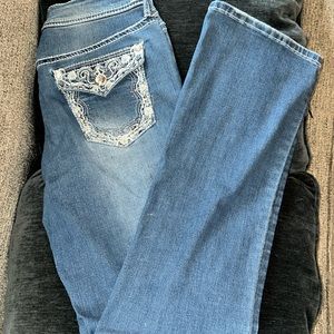 Apt 9 woman’s 5pocket blue jeans size 8 made with some distressed spots in front